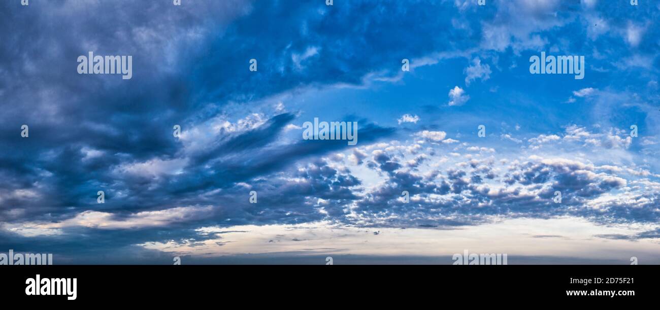 Der kalte, störende Himmel in Wolken und Wolken - ein Panorama Aufnahme der Troposphäre Stockfoto