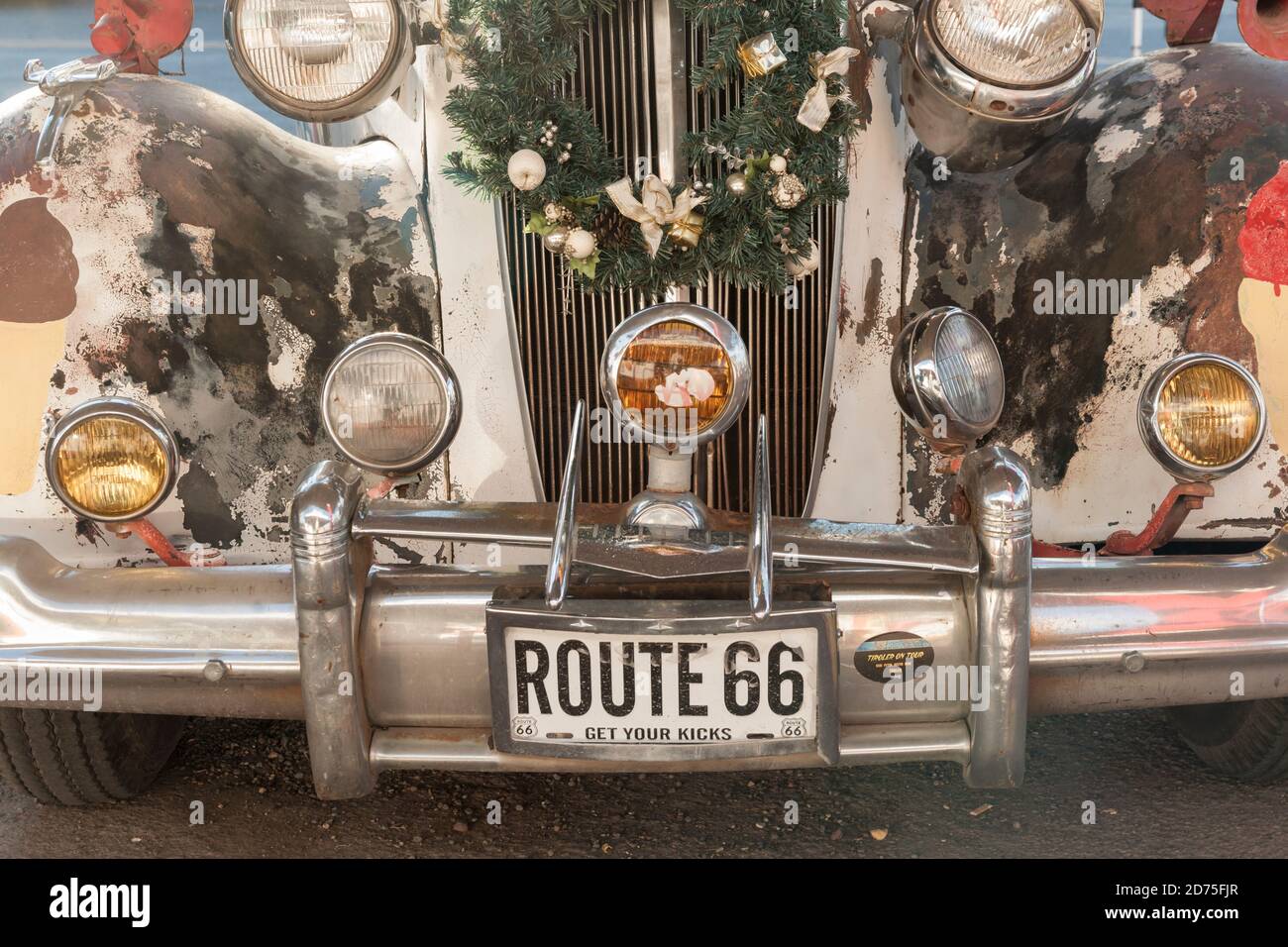 Seligman USA - September 29 2015; Front of tatty Oldtimer deorated mit Lichtern und einem Weihnachtskranz und holen Sie sich Ihre Kicks auf Route 66 Nummernschild. Stockfoto