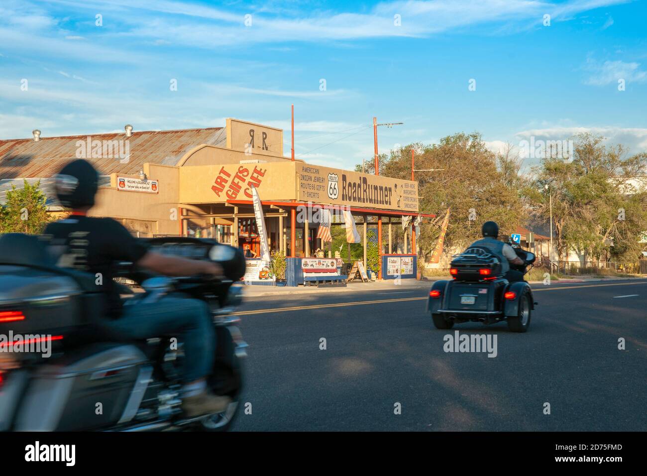 Seligman USA - September 29 2015; Biker verschwommen als der Pass Road Runner Café und Souvenirladen auf einem Roadtrip, während Morgenschatten noch stree bedeckt Stockfoto