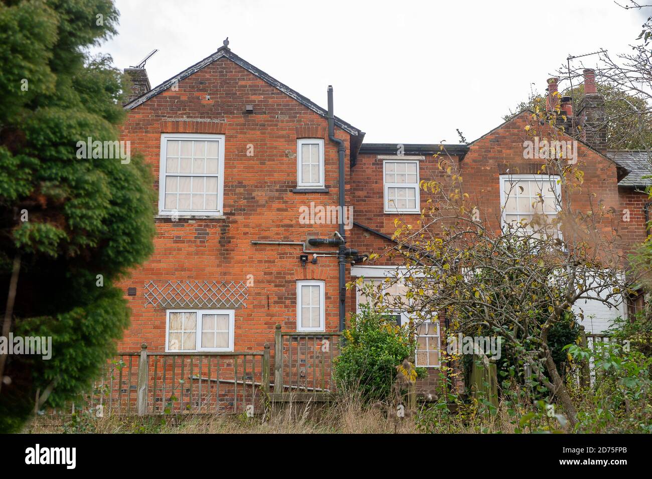 Wendover, Buckinghamshire, Großbritannien. Oktober 2020. Während die Gemeinden beginnen, die volle Kraft von HS2 zu spüren, wird ein Landhaus und eine ehemalige Wohnung, die Gegenstand eines obligatorischen Kaufauftrags von HS2 war, in den Ballen aufgenommen und wartet darauf, von HS2 abgerissen zu werden. HS2-Bauarbeiten für die umstrittene High Speed Rail-Verbindung von London nach Birmingham haben in Buckinghamshire begonnen und bereits die HS2-Bauarbeiten für das Projekt sollen 800 Millionen £über dem Budget liegen. Quelle: Maureen McLean/Alamy Stockfoto