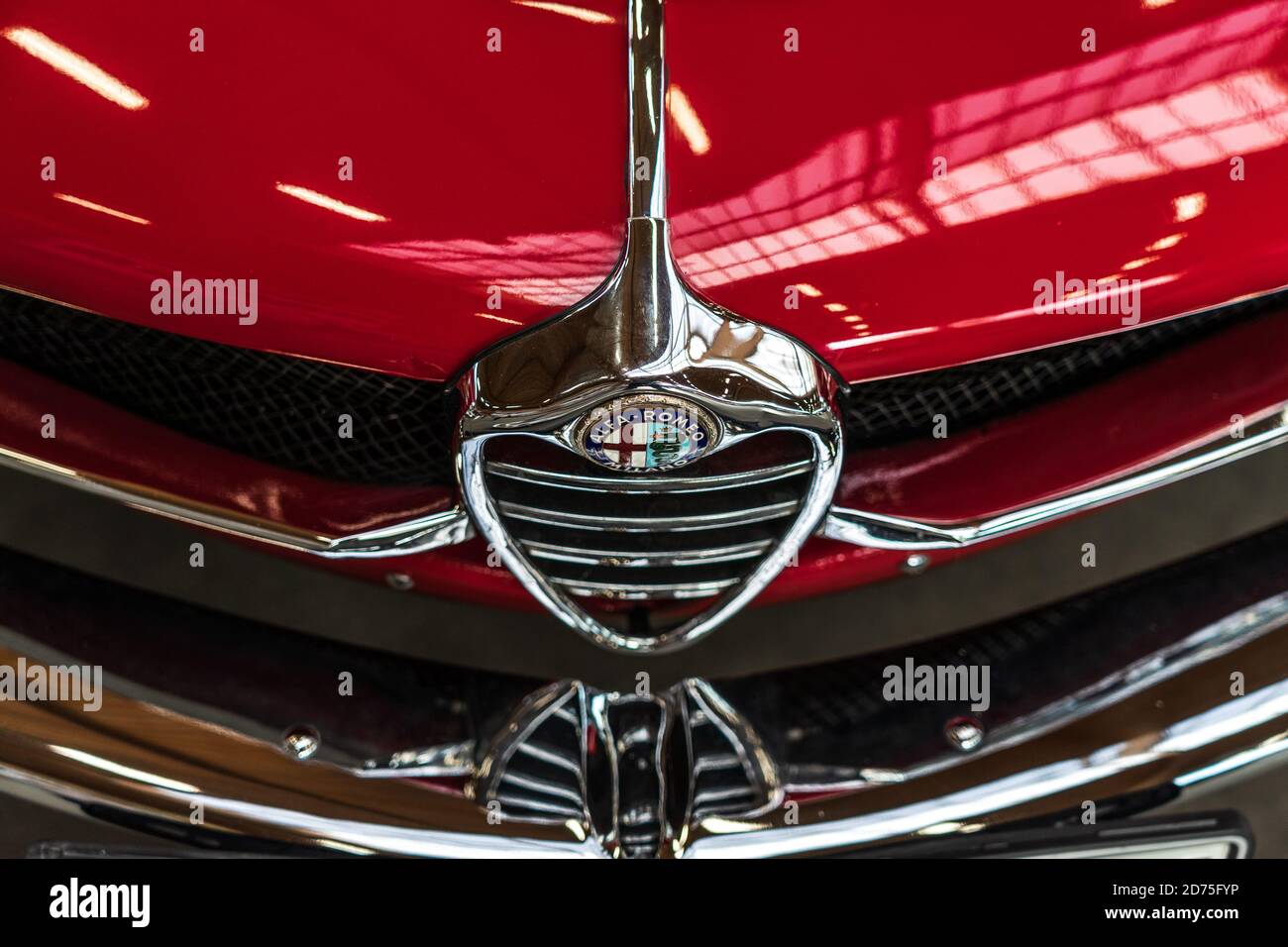 PAARE im GLIEN, DEUTSCHLAND - 03. OKTOBER 2020: Das vordere Emblem des Sportwagens Alfa Romeo Giulietta Sprint Speciale. Karosseriebauer Bertone. Stockfoto