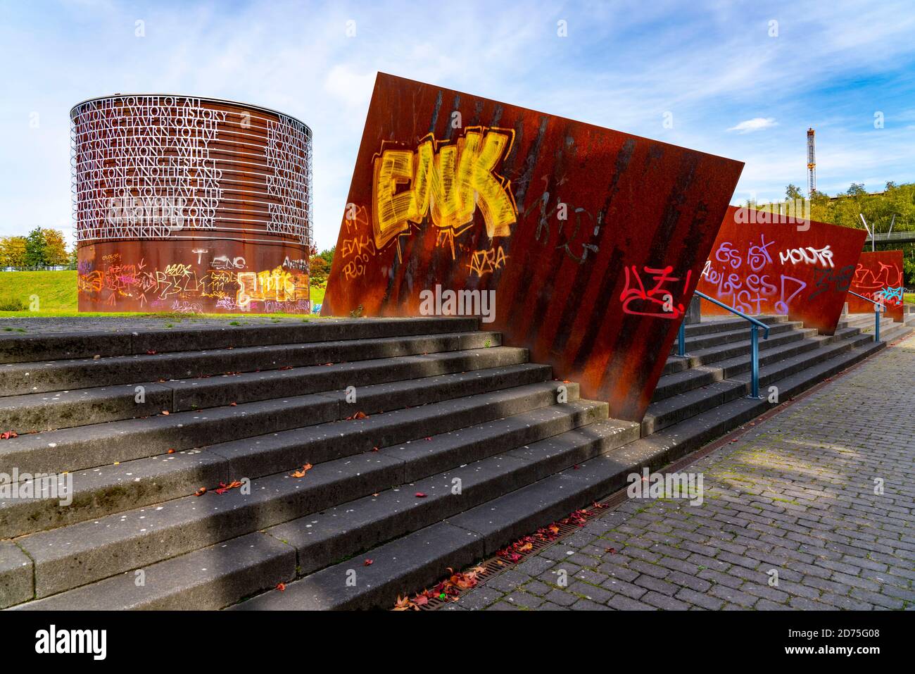 Der Westpark in Bochum, Skulptur von Olu Oguibeehemaliges, für die Ruhrtriennale 2018, "Appell an die Jugend aller Völker", Stahlwerk im We Stockfoto