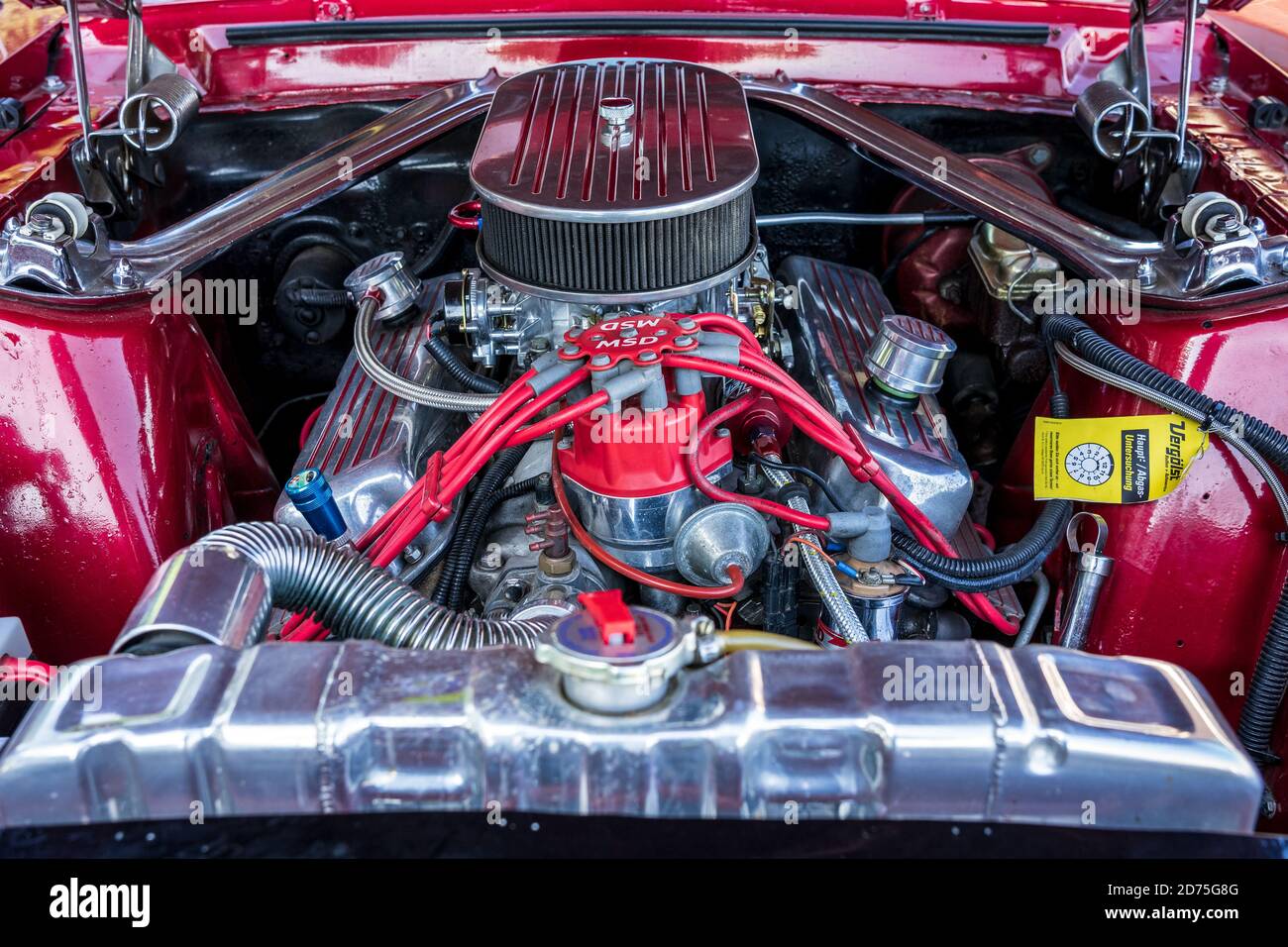 PAARE im GLIEN, DEUTSCHLAND - 03. OKTOBER 2020: Der Motor des Ford Mustang (erste Generation), Nahaufnahme. Die Oldtimer Show 2020. Stockfoto