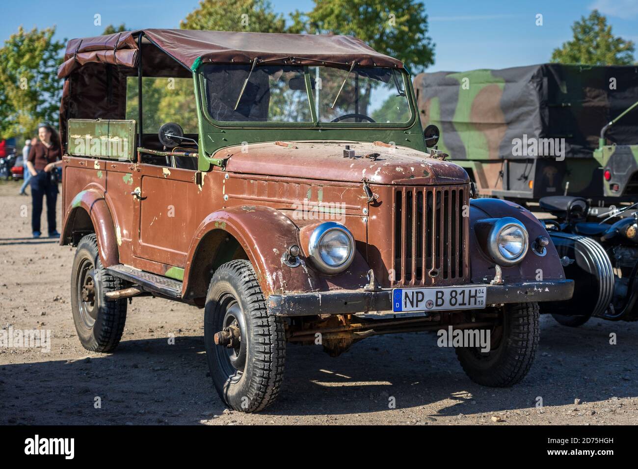 PAARE im GLIEN, DEUTSCHLAND - 03. OKTOBER 2020: Sowjetischer leichter LKW GAZ-69 (UAZ). Die Oldtimer Show 2020. Stockfoto