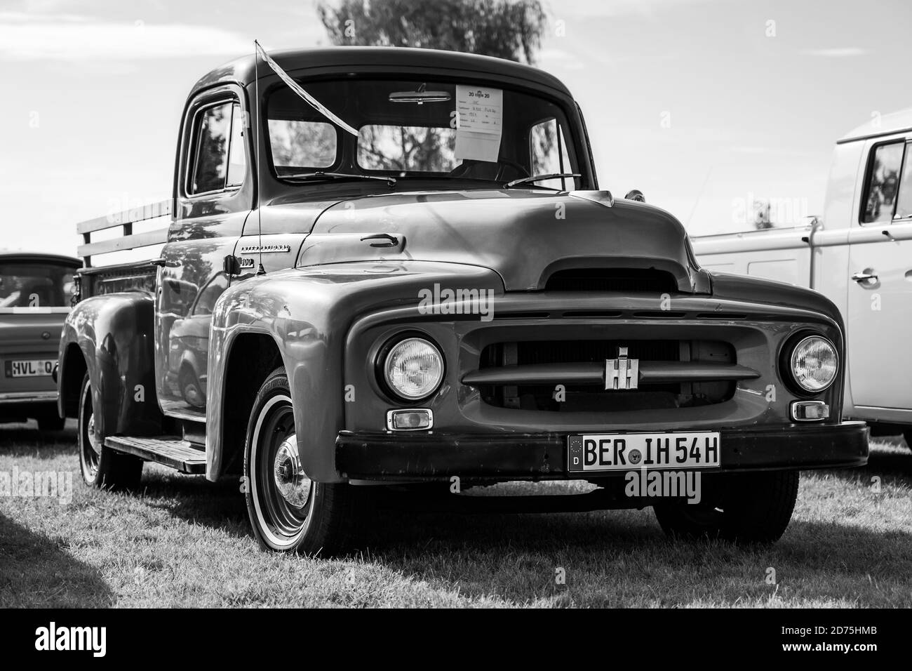 PAARE im GLIEN, DEUTSCHLAND - 03. OKTOBER 2020: Pickup Truck International R-100, 1954. Schwarz und Weiß. Die Oldtimer Show 2020. Stockfoto