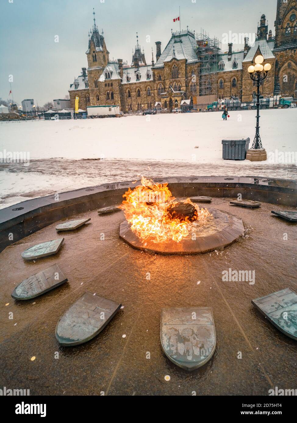 Hundertjährige Flamme auf dem parlamentshügel in Ottawa, Ontario, Kanada zum 100. Jahrestag der Gründung Kanadas als Konföderation. Reiseziel im Winter Stockfoto