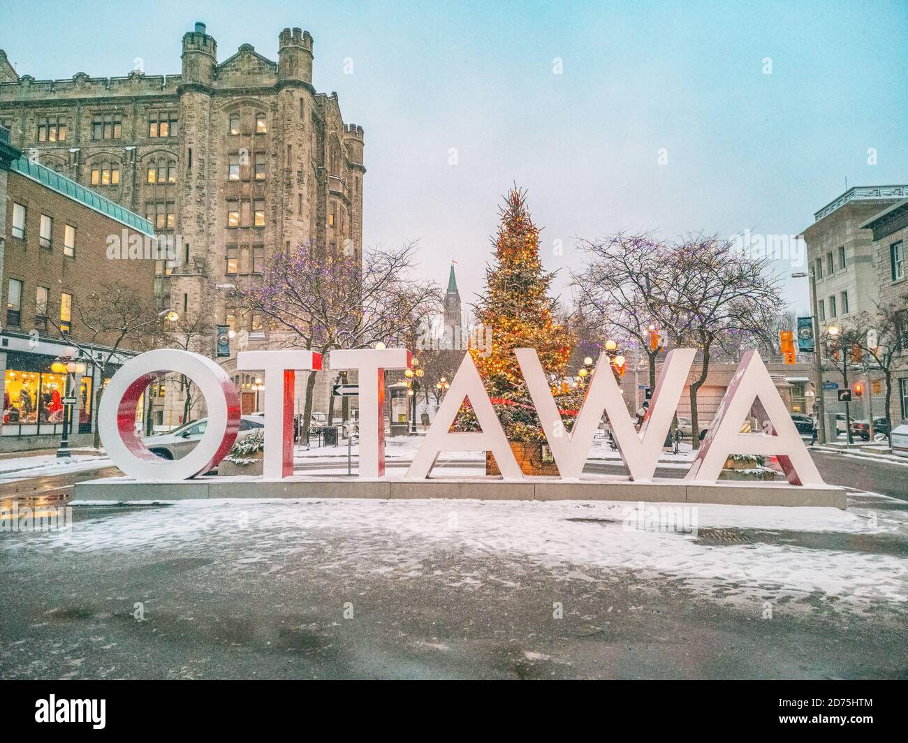 Ottawa weihnachtsmarkt canadian City Winter Reiseziel. Wahrzeichen Touristenattraktion in der Hauptstadt von Kanada mit parlament im Hintergrund Stockfoto