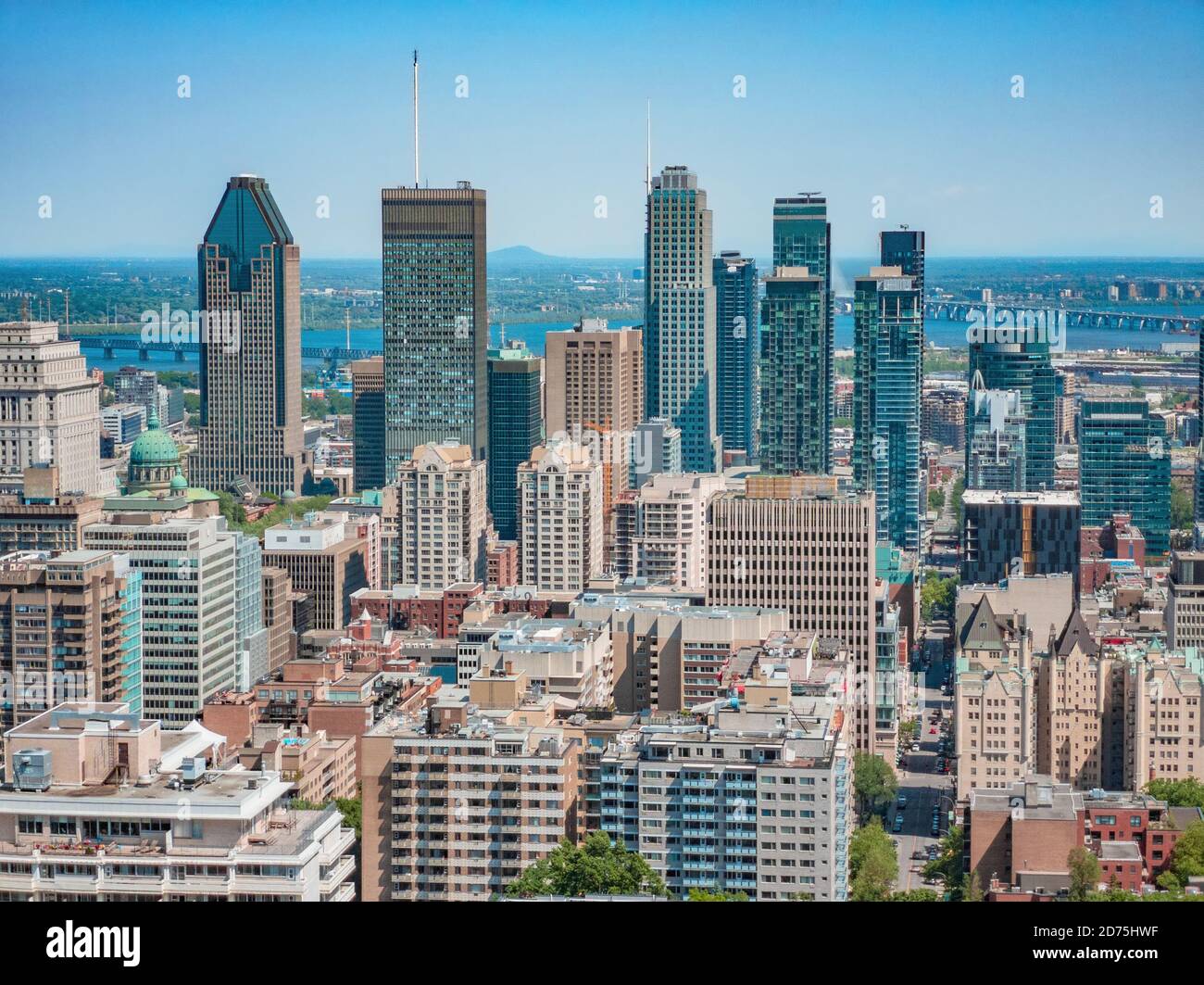 Montreal City Downtown Skyline Hintergrund der Bürotürme Wohnung Wolkenkratzer Gebäude. Reiseziel für den Sommer. Mobile Fotoaufnahmen mit Smart Stockfoto