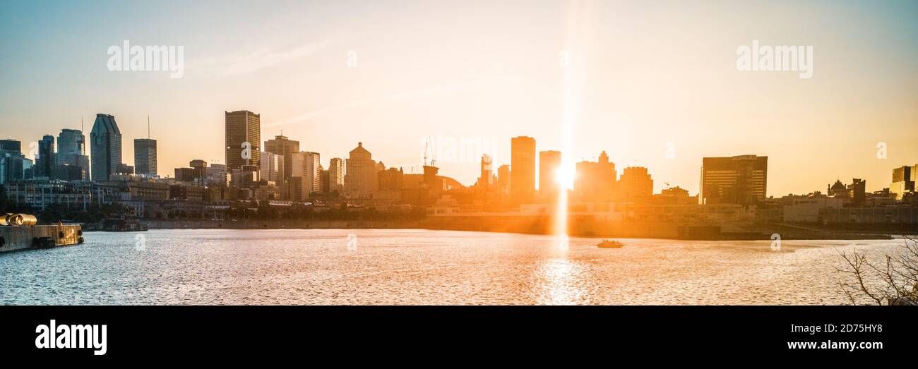 Montreal City Skyline bei Sonnenuntergang Bannerhintergrundansicht der Innenstadt vom alten Hafen, Hafenpanorama. Sommerreiseziel, Kanada, Norden Stockfoto