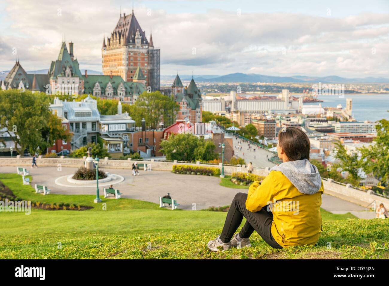 Kanada Reise Quebec City Tourist genießen Blick auf Chateau Frontenac Burg und St. Lawrence Fluss im Hintergrund. Herbst Reisen Urlaub Menschen Stockfoto