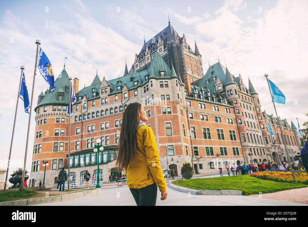 Quebecer Stadtreise Frau, die auf der Promenade Terrasse Duffering die Altstadt besucht. Herbst Kanada Urlaubsziel für Kreuzfahrtschiffe Stockfoto