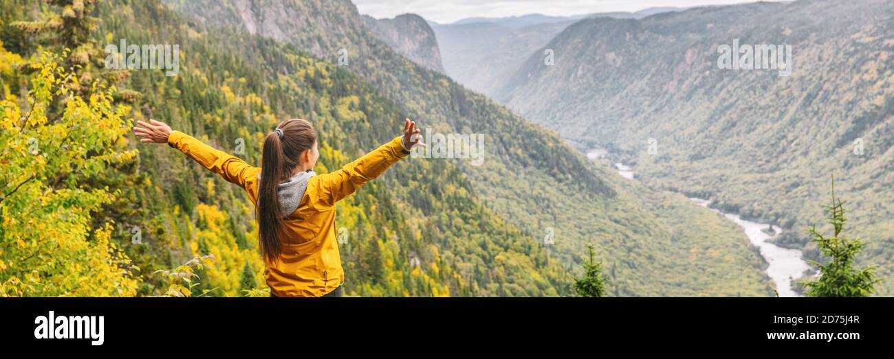 Glückliche Wanderung Reise Frau mit offenen Armen ausgestreckt in Glück Sorglos genießen Herbst Herbst Panorama Banner Hintergrund Stockfoto