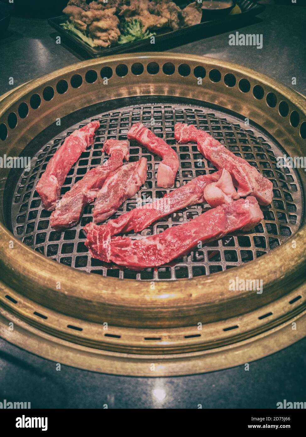ressource Tilskud Bule Japanisches BBQ Restaurant Barbecue Grill Draufsicht auf den Tisch Grillen  Yakiniku von rohem Steak Fleisch Premium-Schnitte. Japanische Kultur Essen  Erleben Sie Kochen Stockfotografie - Alamy