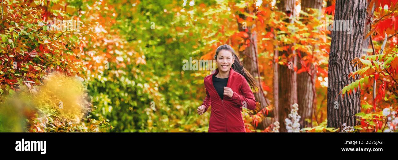 Fit Frau auf Herbst Trail Lauf im Laub Wald Banner Hintergrund. Gesunde aktive Lebensweise Asiatische junge Läufer Training Cardio auf Herbst Park Stockfoto
