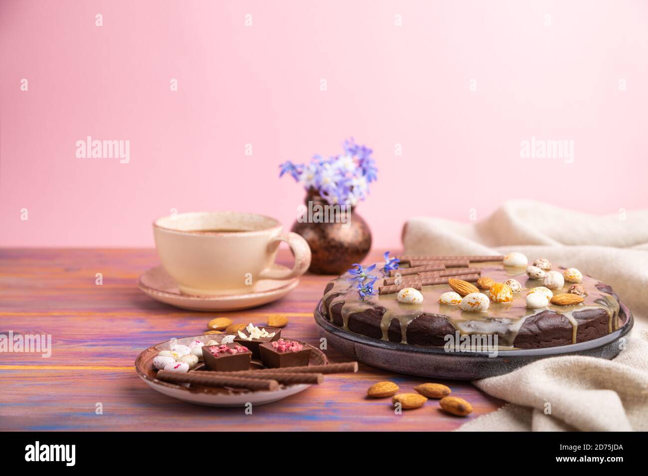 Hausgemachte Schokolade Brownie Kuchen mit Karamellcreme und Mandeln ...
