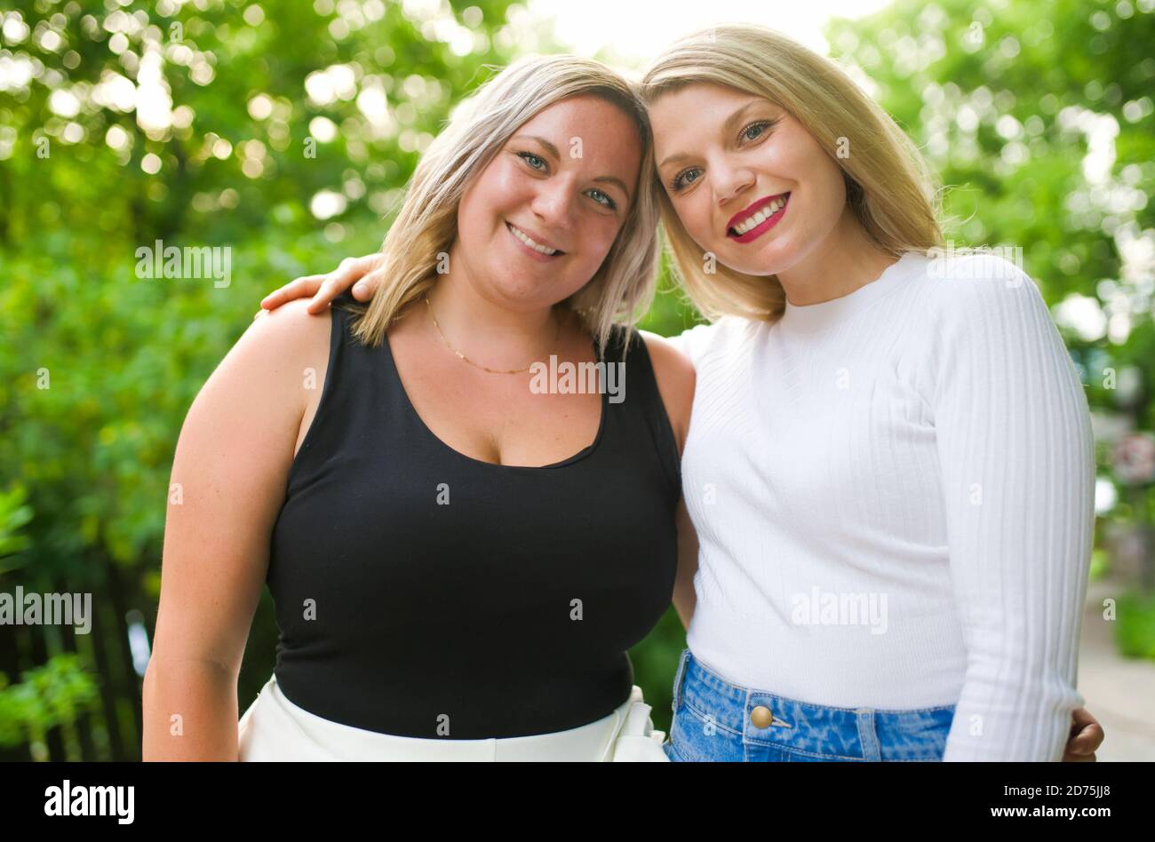 Zwei glücklich schöne Mädchen mit Spaß im Freien Stockfoto