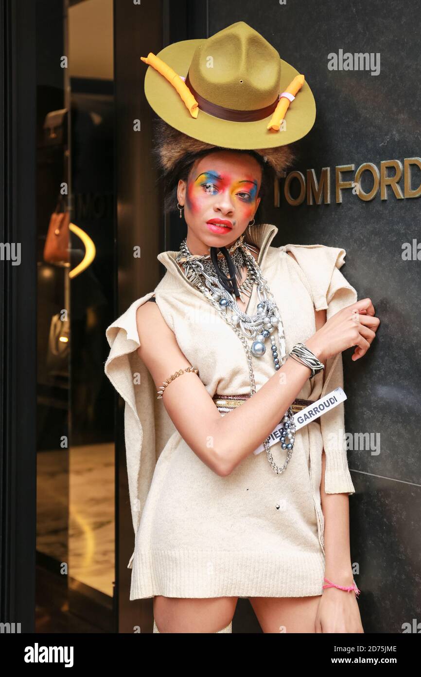 London, Großbritannien. 17. Oktober 2020. Model Nehmen Sie an einer Flashmob Modenschau in Knightsbridge für den Designer Pierre Garroudi Teil. Quelle: Waldemar Sikora Stockfoto