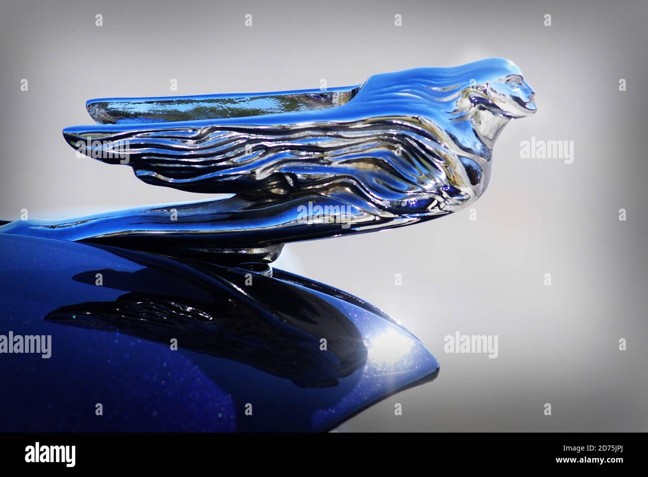 Chrom Haube Ornament auf einem kundenspezifischen Auto Stockfoto