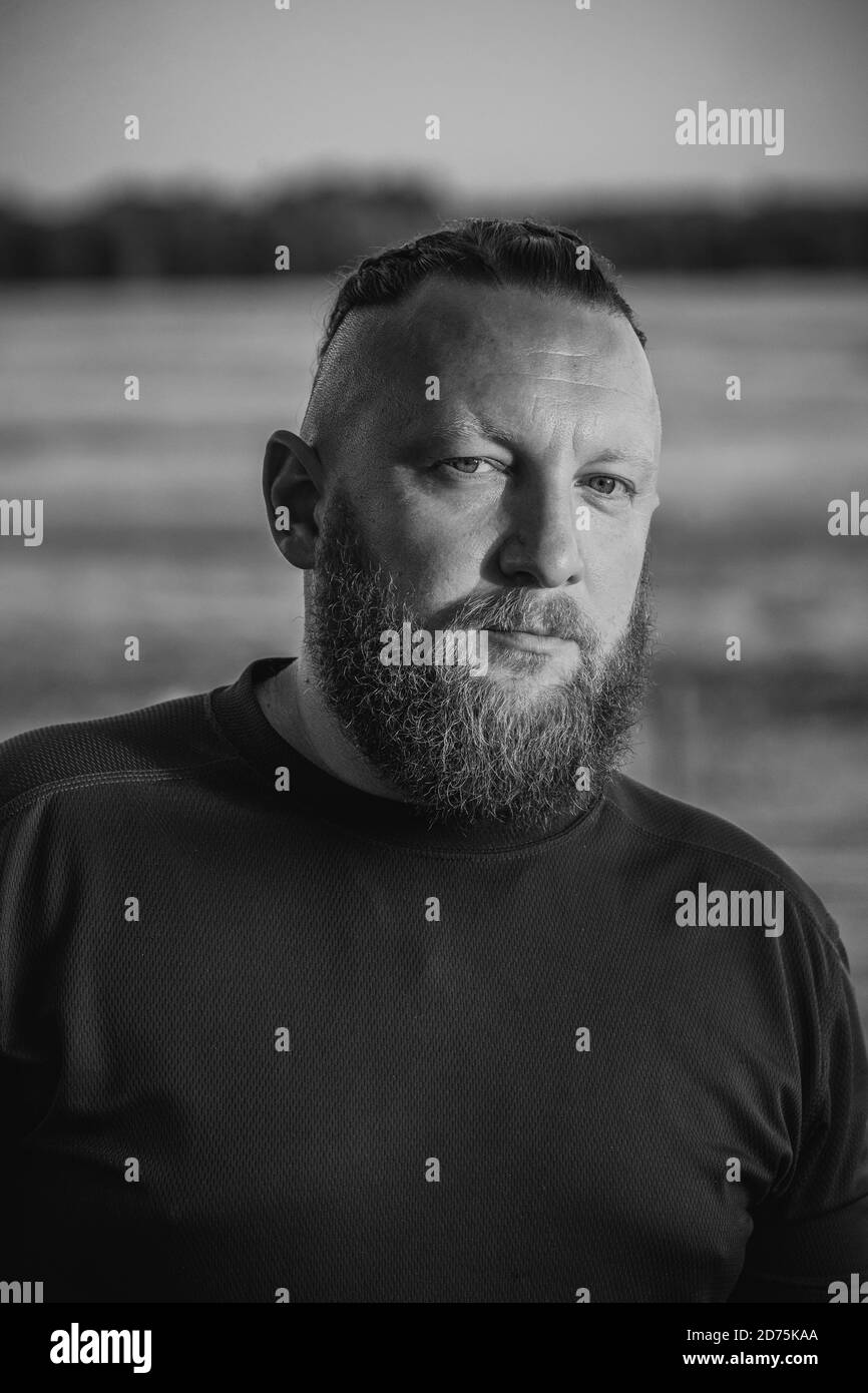 Hipster Stil bärtiger Mann. Der attraktive Mann die Blondine mit langen Haaren des europäischen Auftritts mit einem Bart Stockfoto