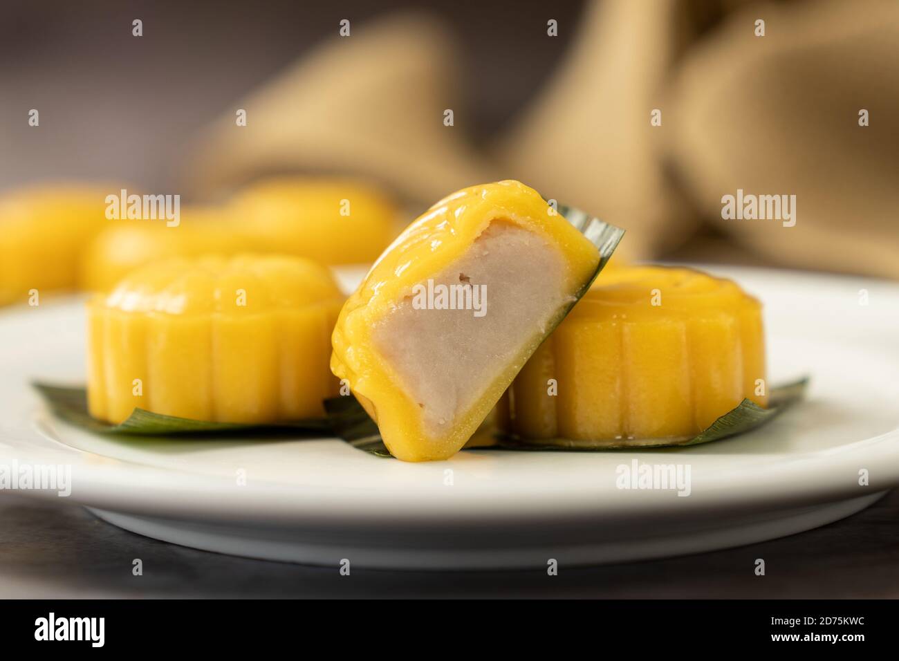 Süßkartoffel-Kueh mit Tarofüllung Stockfoto