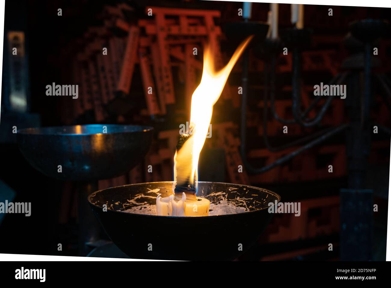 Dramatische Flamme brennt an einem asiatischen Schrein. Stockfoto