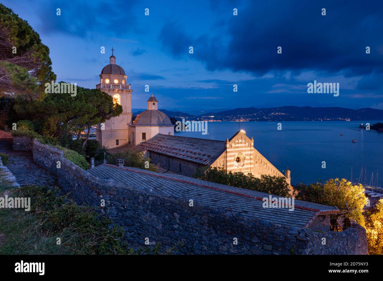 Dämmerung über der Kirche von San Lorenzo (12. Jh.), Portovenere, Ligurien, Italien Stockfoto