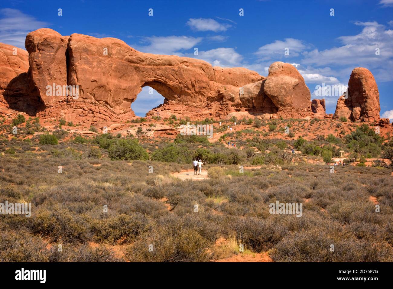 Das Nordfenster im Arches National Park. Geologische Formationen wie diese werden allgemein als Brücken, Bögen oder Fenster, aber Geologen bezeichnet Stockfoto