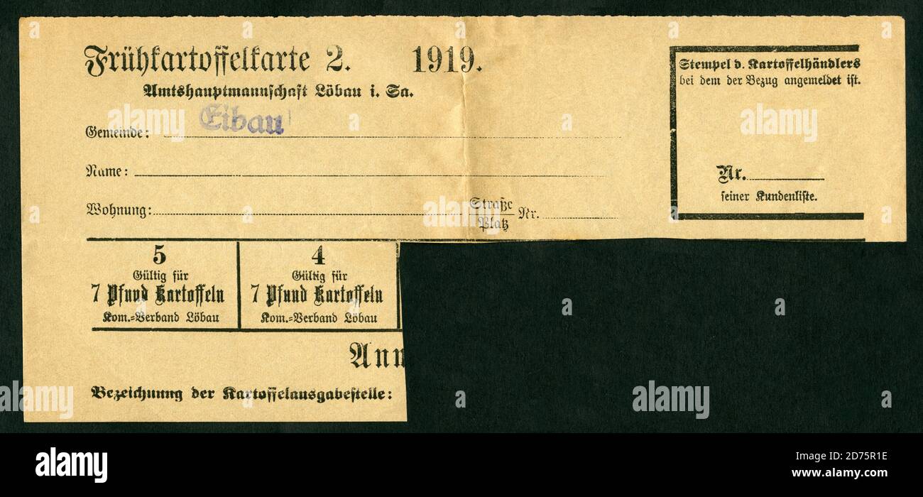 Europa, Deutschland, Sachsen, Löbau, Gemeinde Eibau, Zeit nach dem 1. Weltkrieg , Lebensmittelkarte für Frühkartoffeln, , herausgegeben vom Kommunalverband Löbau , gültig 1919 , Größe 20,5 cm x 9,3 cm , Motiv darf nur für journalistische oder wissenschaftliche Zwecke genutzt werden, Rechte werden nicht vertreten . / Europa, Deutschland, Sachsen, Löbau, Gemeinde Eibau, Zeit nach dem 1. Weltkrieg, Rationsmarken für Frühkartoffeln, herausgegeben vom Stadtverband Löbau, gültig 1919, Größe 20,5 cm x 9,3 cm, Bild nur für journalistische oder akademische Zwecke, es gibt keine Rechte. Stockfoto