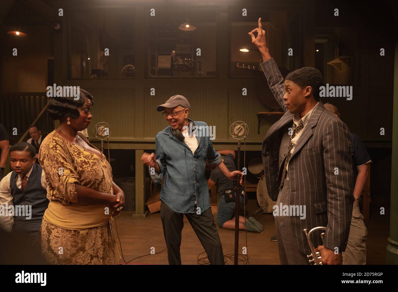 VERÖFFENTLICHUNG: 18. Dezember 2020 TITEL: MA Rainey's Black Bottom STUDIO: Netflix REGIE: George C. WolfePLOT: Chicago, 1927. Eine Aufnahmesitzung. Die Spannungen zwischen Ma Rainey, ihrem ambitionierten Hornspieler, und dem weißen Management, das entschlossen ist, die unkontrollierbare "Mutter der Blues" zu kontrollieren, steigen. Basierend auf dem Theaterstück des Pulitzer-Preisträgers August Wilson. MIT (L bis R) VIOLA DAVIS als Ma Rainey, Regisseur GEORGE C. WOLFE und CHADWICK BOSEMAN als Levee am Set. (Bild: © Netflix/Entertainment Pictures) Stockfoto