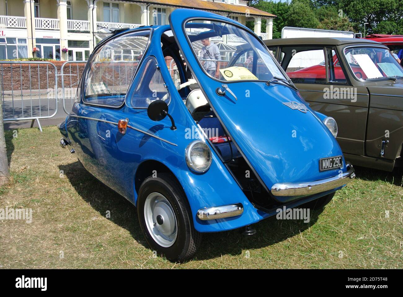 Ein 1965 Trojan 200 geparkt auf dem Display auf der English Riviera Oldtimer-Show, Paignton, Devon, England, Großbritannien. Stockfoto