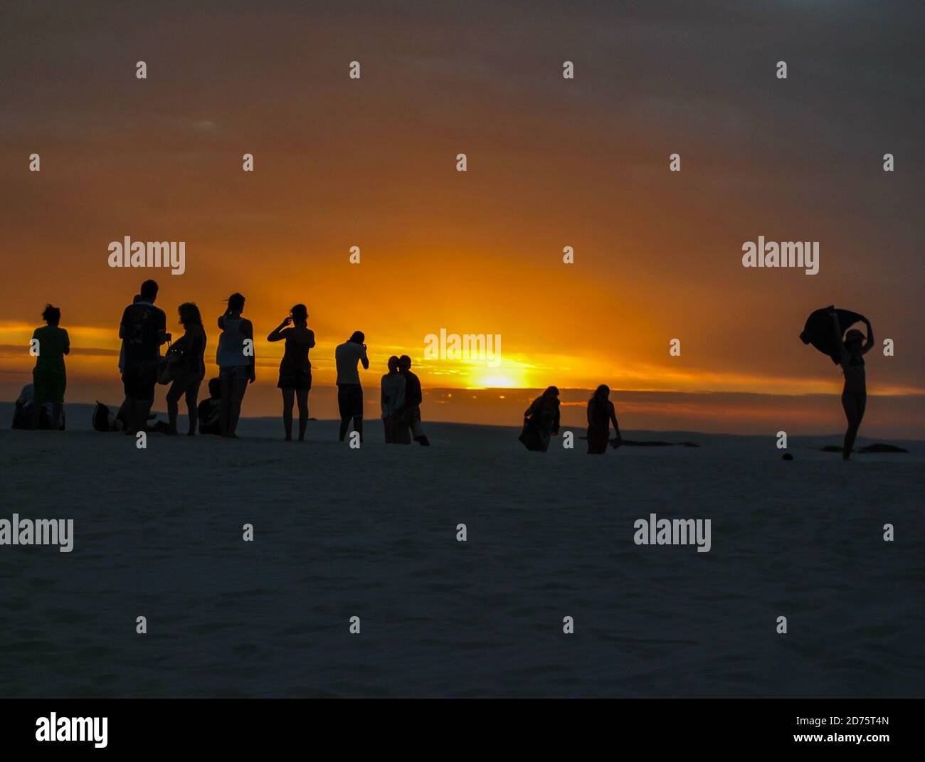 Menschen Silhouette mit Sonnenuntergang, Natur im Freien Hintergrund. Barreirinhas, Bundesstaat Maranhao, Brasilien Stockfoto