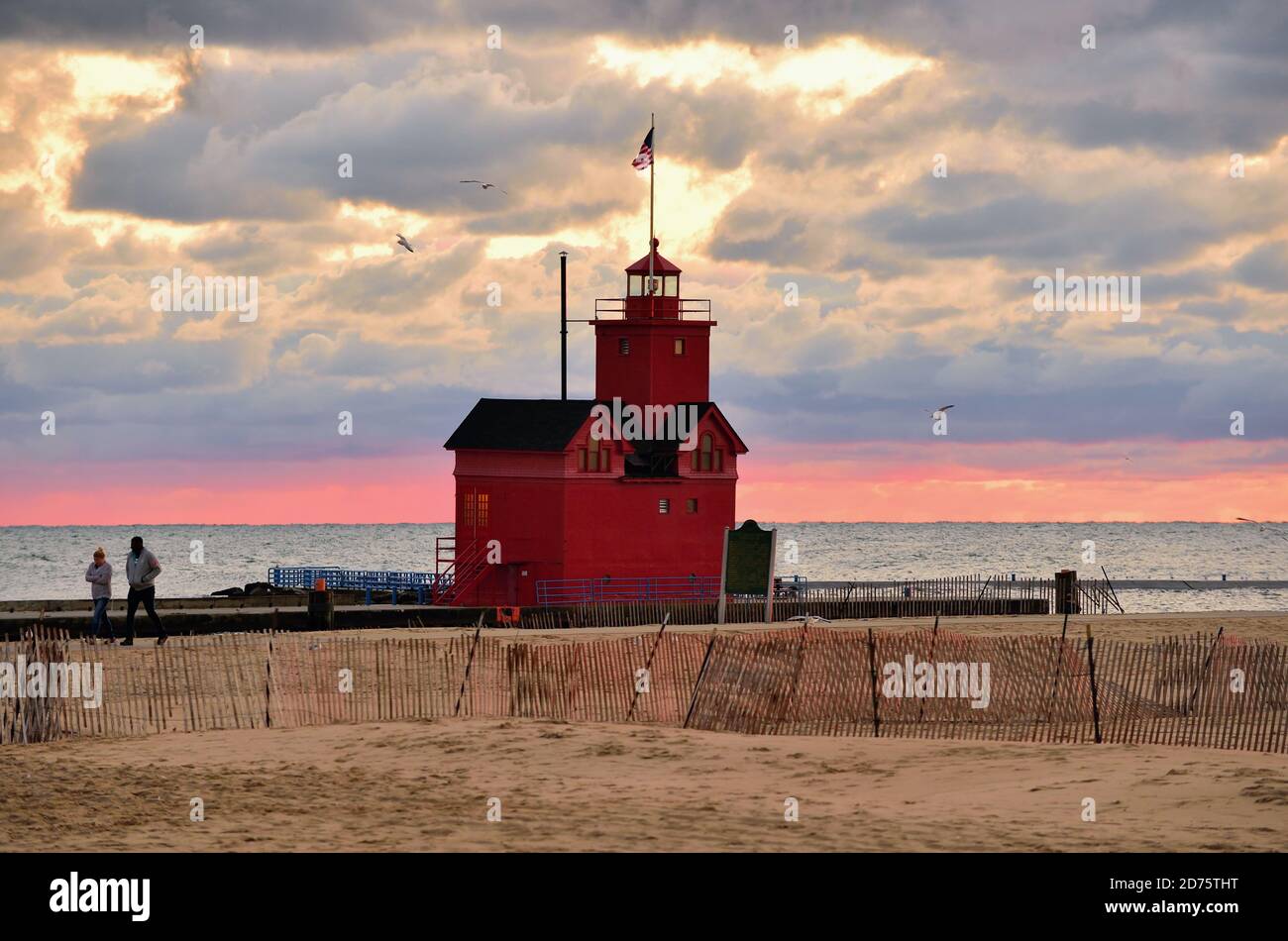 Holland, Michigan, USA. Die Holland Harbour Light, auch als "Big Red" bekannt, wurde 1872 erbaut und zum ersten Mal beleuchtet. Stockfoto