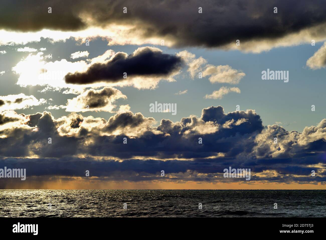 Saugatuck, Michigan, USA. Wolkenlandschaft über dem Lake Michigan nicht lange vor Sonnenuntergang direkt vor dem Ufer des Oval Beach gebildet. Stockfoto