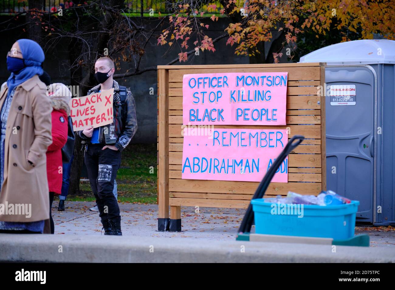 Ottawa, Kanada. Oktober 2020. Etwa 500 Menschen gingen auf die Straße und forderten Gerechtigkeit für Abdirahman Abdi, der während seiner Verhaftung im Jahr 2016 getötet wurde. Früher heute fand das Gericht die Festnahme Offizier Ottawa Polizei Const. Daniel Montsion nicht schuldig in allen Anklagepunkten im Zusammenhang mit dem Tod. Dies ist ein weiterer Fall im laufenden Gemeinschaftskampf zwischen der Polizei und schwarzen Mitgliedern der Gemeinde. Abdi kam nach Kanada von Somalia in 2009 und zum Zeitpunkt seines Todes war 37. Kredit: Meanderingemu/Alamy Live Nachrichten Stockfoto