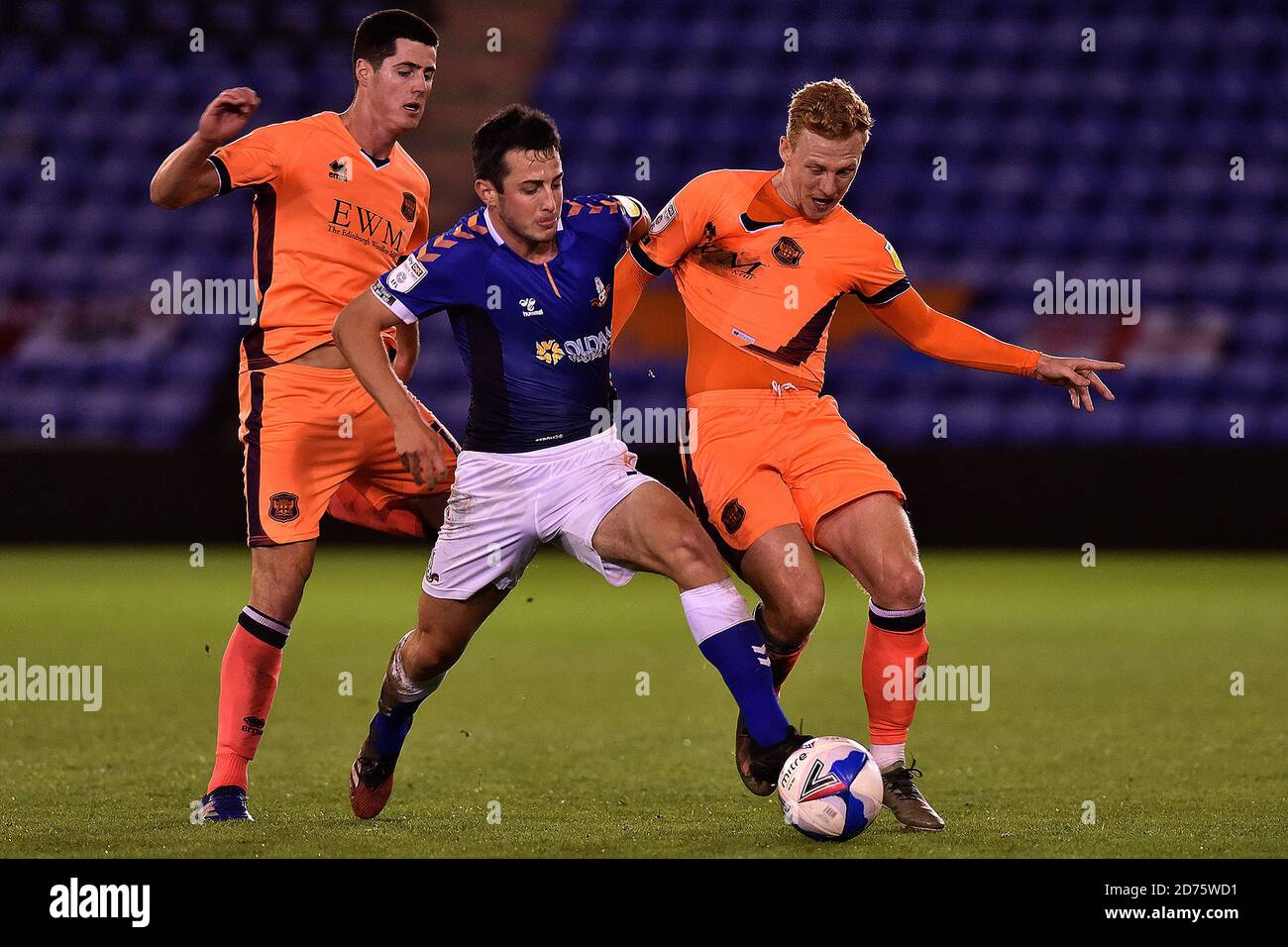 Oldham, Großbritannien. Oktober 2020. Ben Garrity von Oldham Athletic und Jon Mellish und Callum Guy von Carlise United in Aktion während des Sky Bet League 2-Spiels zwischen Oldham Athletic und Carlise United im Boundary Park, Oldham am Dienstag, den 20. Oktober 2020. (Kredit: Eddie Garvey, Mi News) Kredit: MI Nachrichten & Sport /Alamy Live Nachrichten Stockfoto