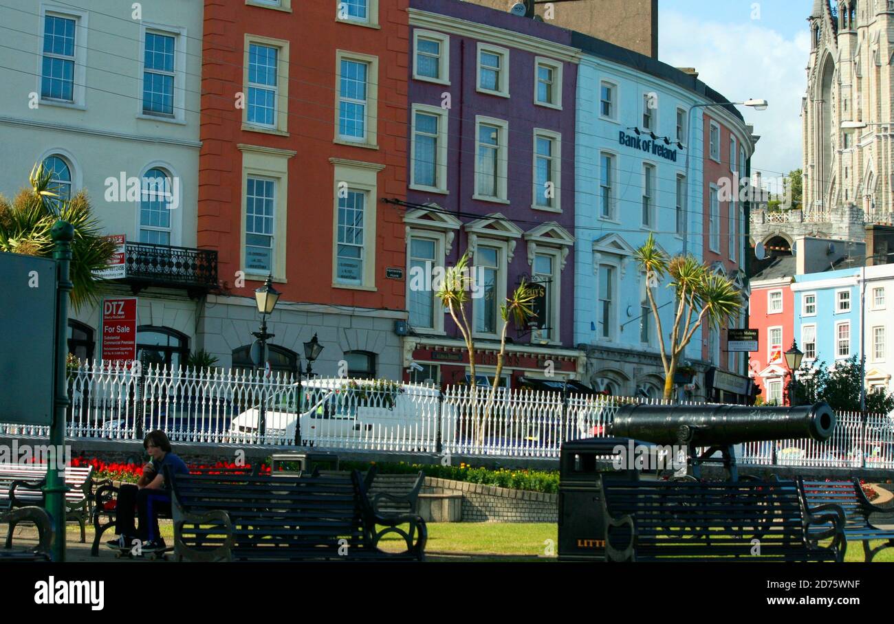Unternehmen und Park an der Main Street in Cobh Irland Stockfoto
