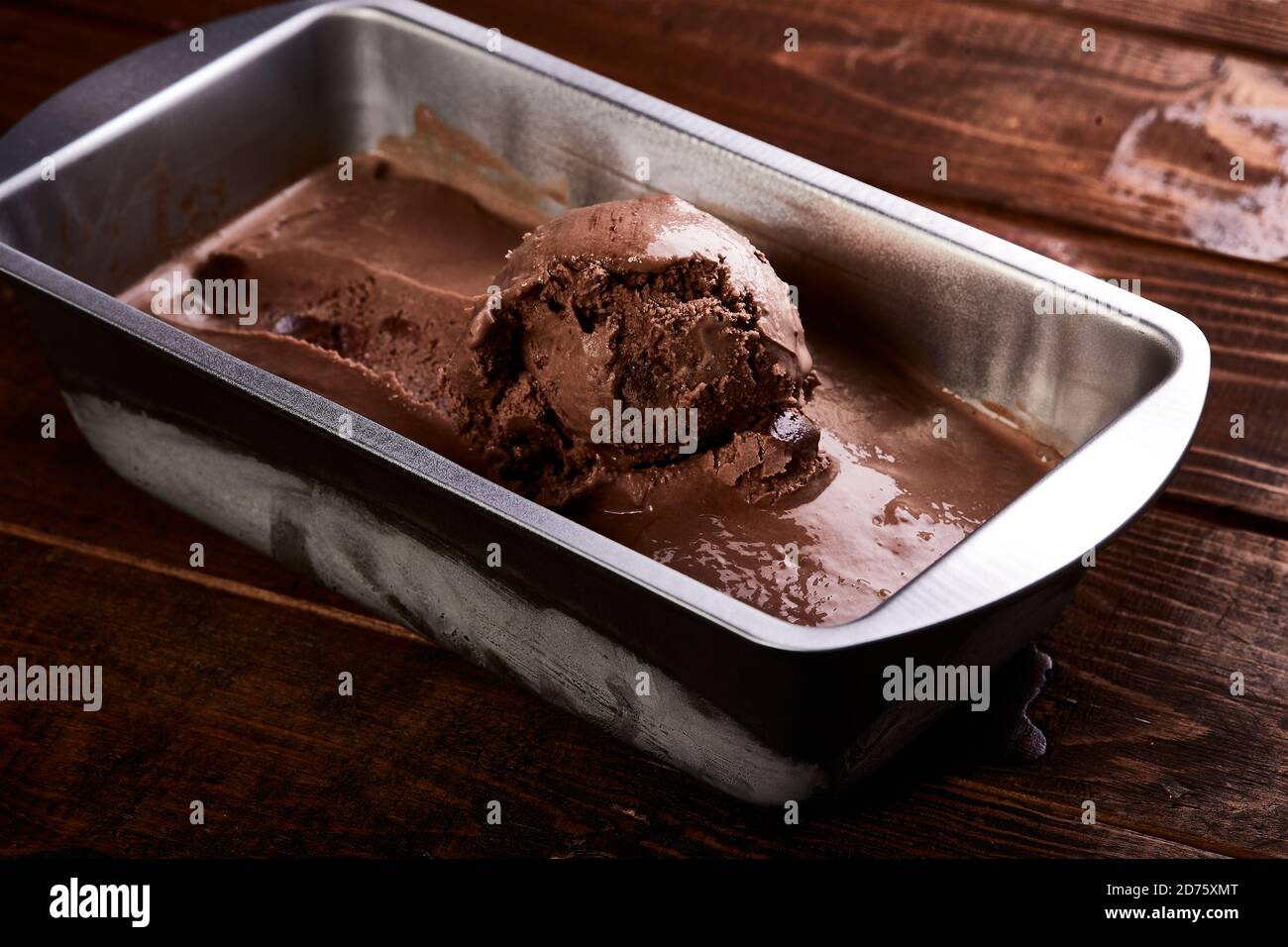 Schokoladeneis in einem Metallbehälter Stockfoto