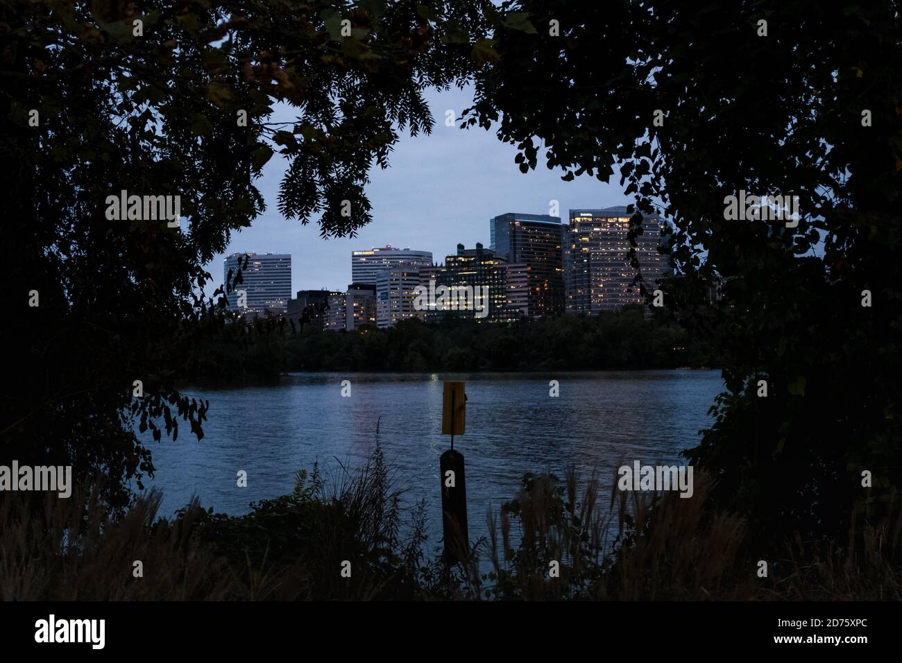 Blick auf die Skyline von Arlington über den Potomac River bei Nacht Stockfoto