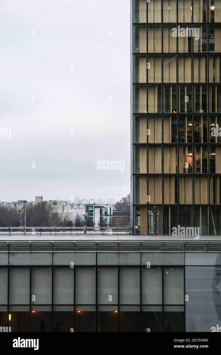 PARIS, FRANKREICH - 28. DEZEMBER 2007: Detail der Fassade der Bibliotheque Nationale Francois Mitterrand, der französischen Nationalbibliothek, die die meisten beherbergt Stockfoto