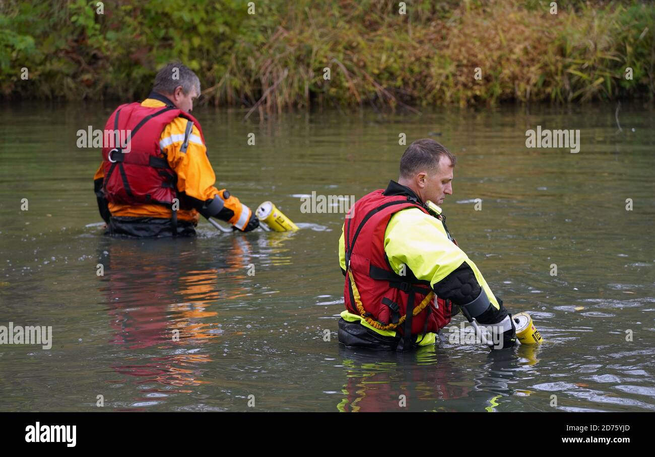 St. Louis, Usa. Oktober 2020. St. Louis Feuerwehrleute verwenden Metalldetektoren bei der Suche in den Gewässern im Forest Park in St. Louis am Dienstag, 20. Oktober 2020. Die Feuerwehrleute schlossen sich dem FBI und den Missouri State Highway Patrol Divers an und suchten nach einer Waffe, die in einem dreifachen Schusstod verwendet wurde. Foto von Bill Greenblatt/UPI Kredit: UPI/Alamy Live News Stockfoto