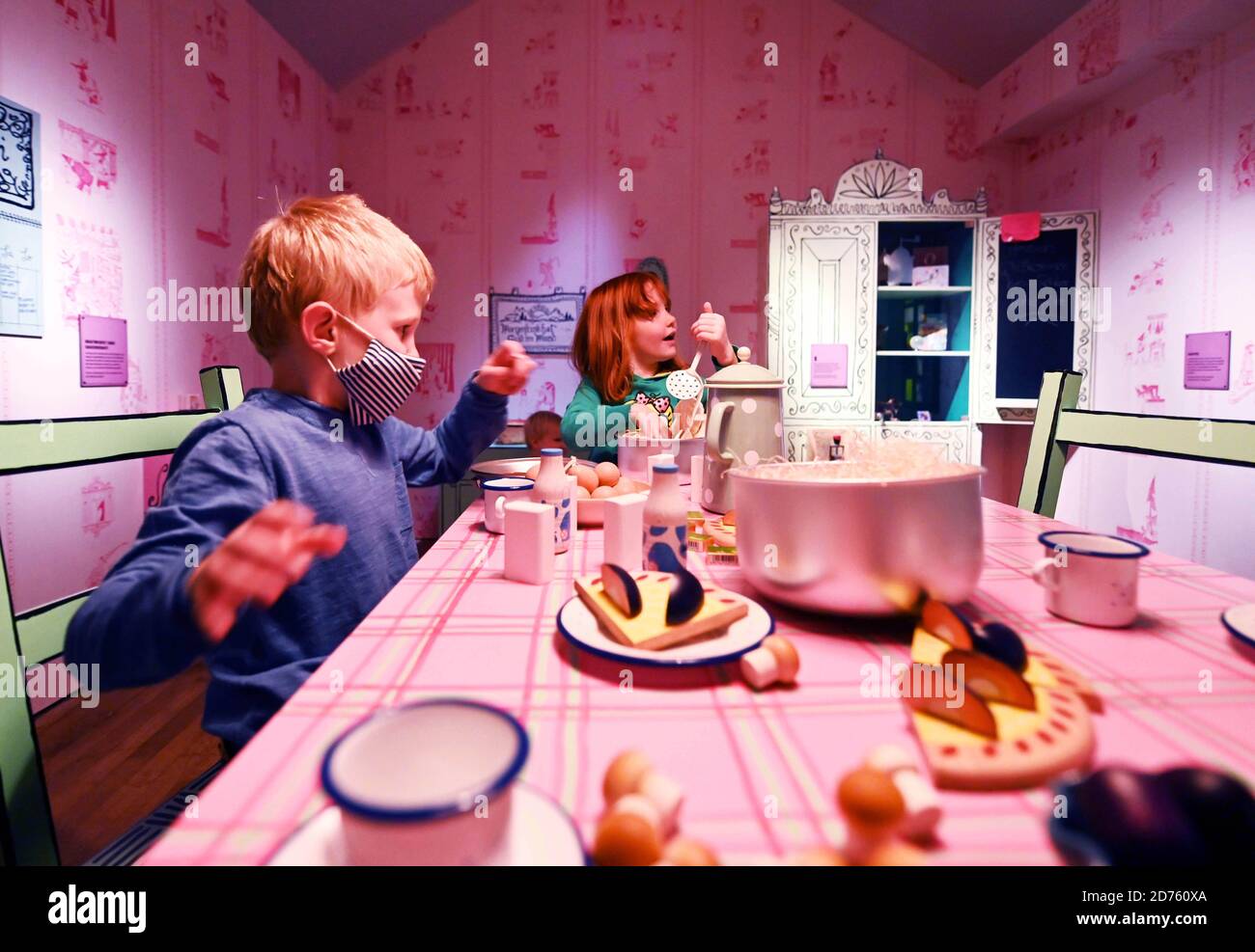 Karlsruhe, Deutschland. Oktober 2020. Im Karlsruher Schloss spielen die Geschwister, der sechsjährige Henri und die vierjährige Lea, in der Ausstellung "Räuber Hotzenplotz - Teilnahmestufaktur für Kinder und Familien" in "Großmutters Küche". Die Schau aus dem Badischen Landesmuseum wird von 24.10.2020 bis 25.04.2021 gezeigt. (Zu dpa: 'Wo ist die Kaffeemühle? - interaktive Ausstellung 'Robbers Hotzenplotz') Quelle: Uli Deck/dpa/Alamy Live News Stockfoto