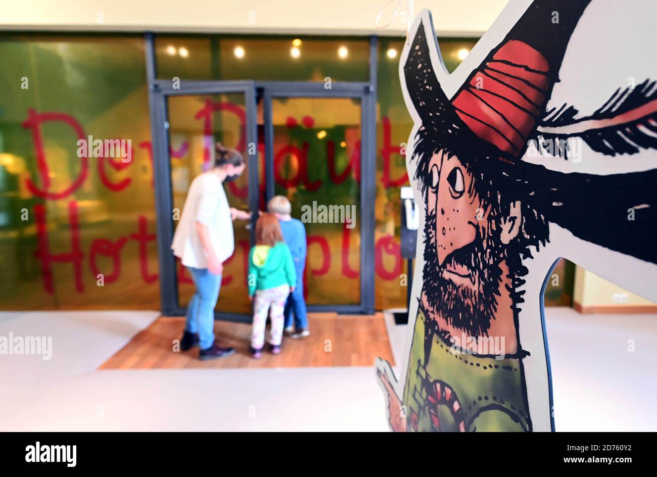 Karlsruhe, Deutschland. Oktober 2020. Im Karlsruher Schloss geht eine Familie zur Ausstellung "Räuber Hotzenplotz - Mitmachen-Ausstellung für Kinder und Familien". Die Schau aus dem Badischen Landesmuseum wird von 24.10.2020 bis 25.04.2021 gezeigt. (Zu dpa: 'Wo ist die Kaffeemühle? - interaktive Ausstellung 'Robbers Hotzenplotz') Quelle: Uli Deck/dpa/Alamy Live News Stockfoto