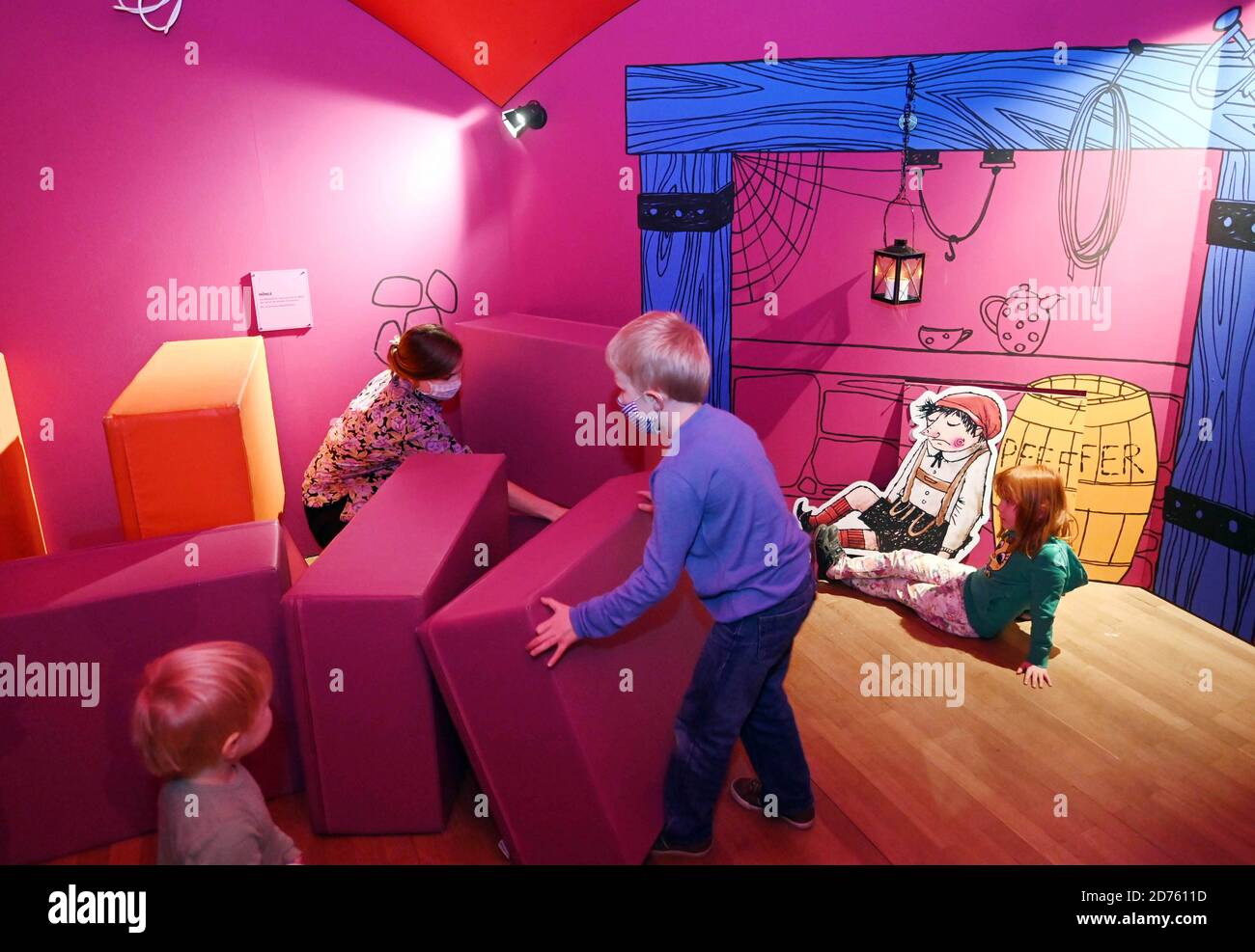 Karlsruhe, Deutschland. Oktober 2020. Im Karlsruher Schloss spielen Kinder in der Ausstellung "Räuber Hotzenplotz - Teilnahmehaus für Kinder und Familien" in der "Räuberhöhle". Die Schau aus dem Landesmuseum Baden ist von 24.10.2020 bis 25.04.2021 zu sehen. (Zu dpa: 'Wo ist die Kaffeemühle? - interaktive Ausstellung 'Robbers Hotzenplotz') Quelle: Uli Deck/dpa/Alamy Live News Stockfoto