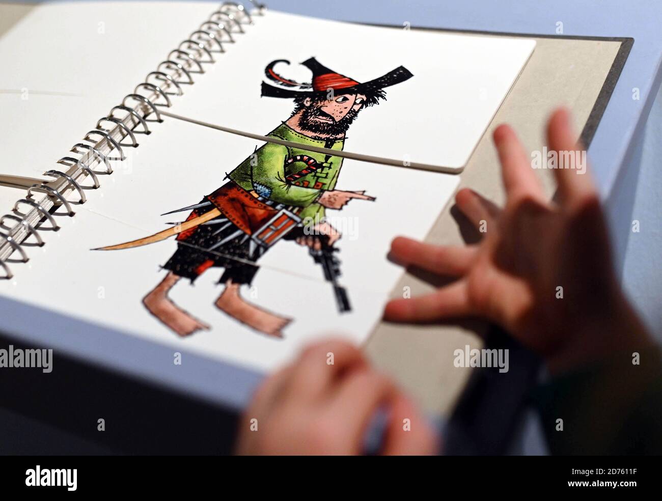 Karlsruhe, Deutschland. Oktober 2020. Im Karlsruher Schloss spielt ein Kind in der Ausstellung "Räuber Hotzenplotz - Teilnahmehaus für Kinder und Familien" auf der Polizeiwache mit einem Suchbuch. Die Schau aus dem Badischen Landesmuseum wird von 24.10.2020 bis 25.04.2021 gezeigt. (Zu dpa: 'Wo ist die Kaffeemühle? - interaktive Ausstellung 'Robbers Hotzenplotz') Quelle: Uli Deck/dpa/Alamy Live News Stockfoto