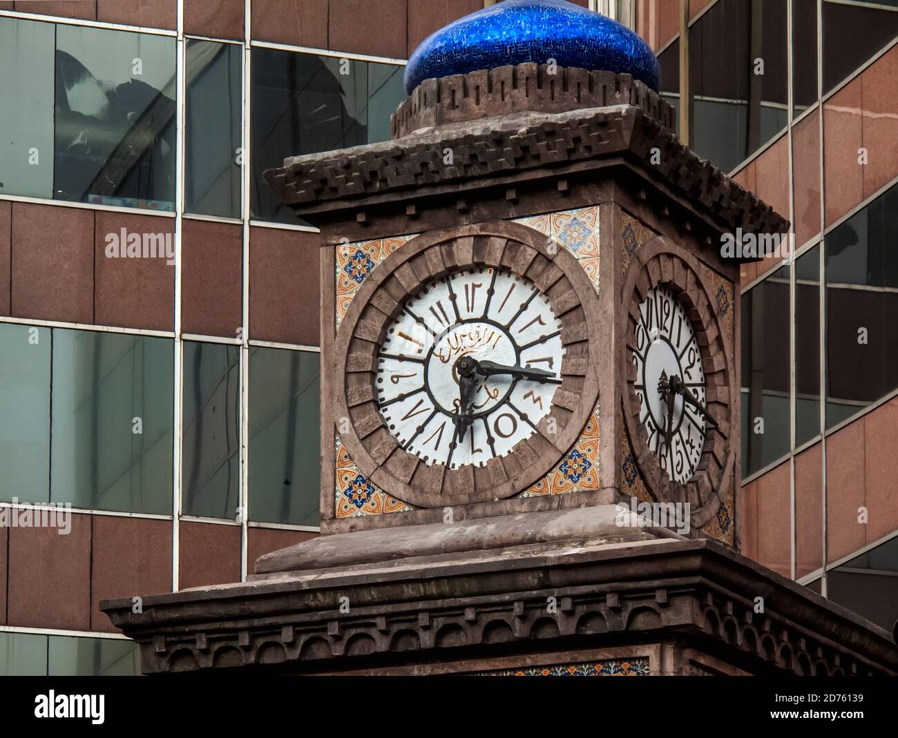 Uhr mit arabischen Ziffern Stockfoto