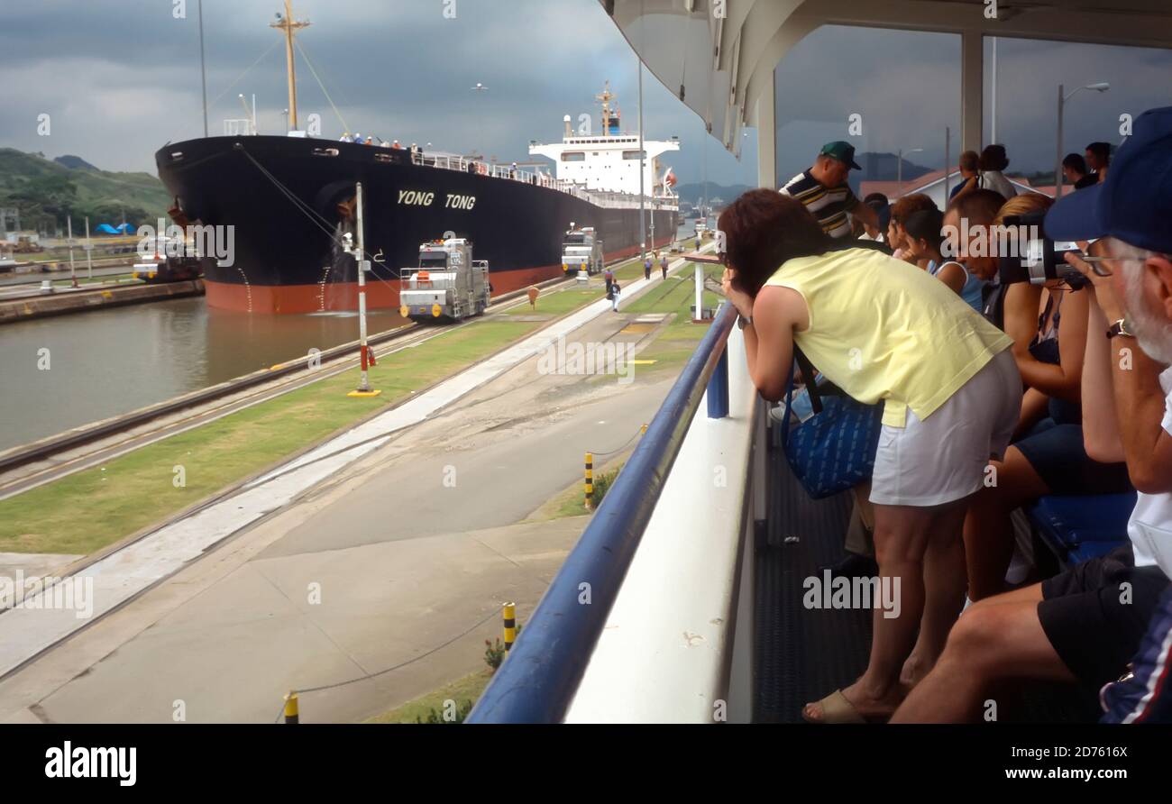 Chinesisches Schiff, das durch die Schleuse Miraflores auf dem Panamakanal, Panama, fährt Stockfoto