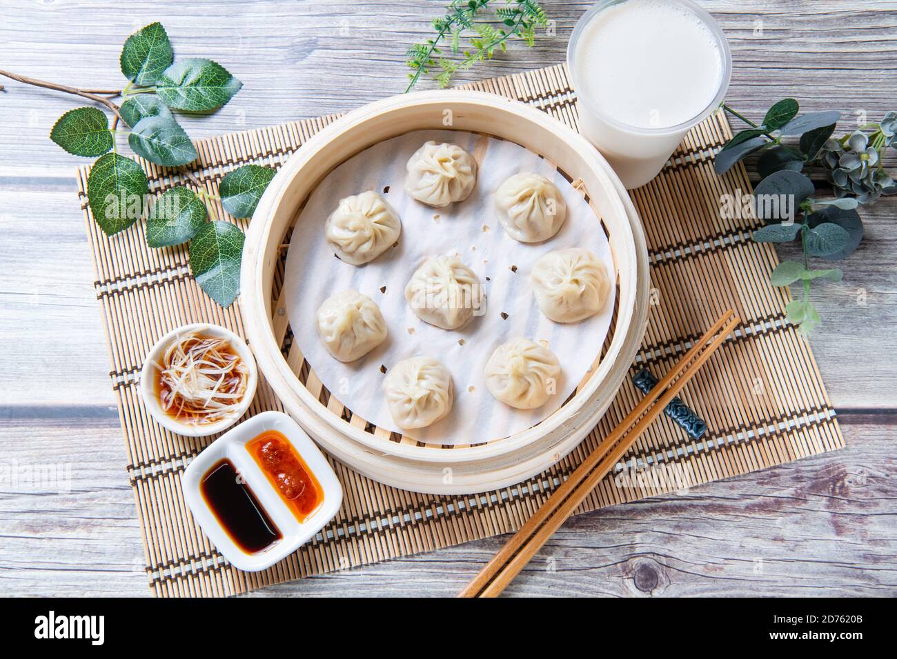 Gedämpftes Xiaolongbao in einem traditionellen Dampfkorb serviert Stockfoto