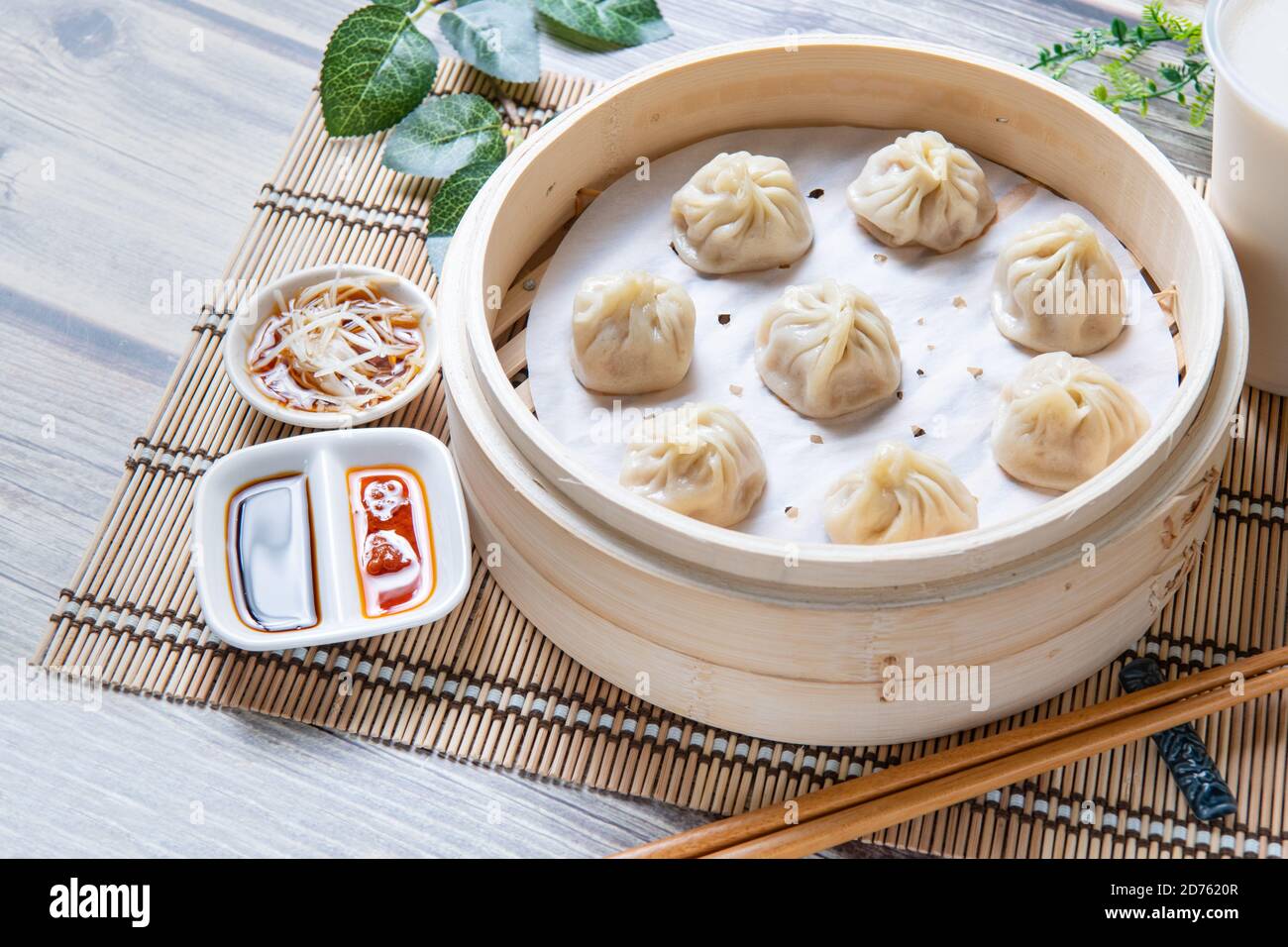 Gedämpftes Xiaolongbao in einem traditionellen Dampfkorb serviert Stockfoto