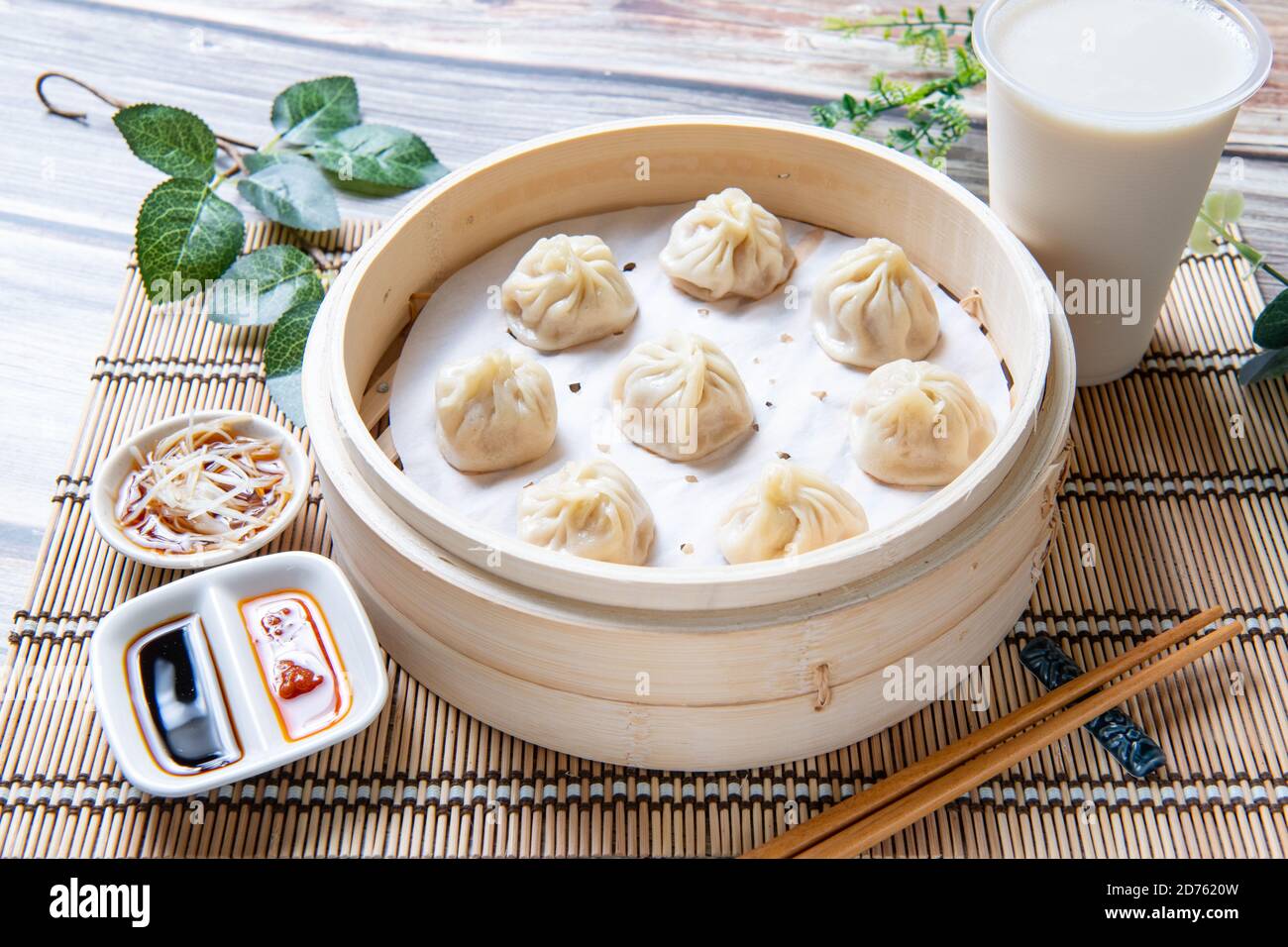Gedämpftes Xiaolongbao in einem traditionellen Dampfkorb serviert Stockfoto