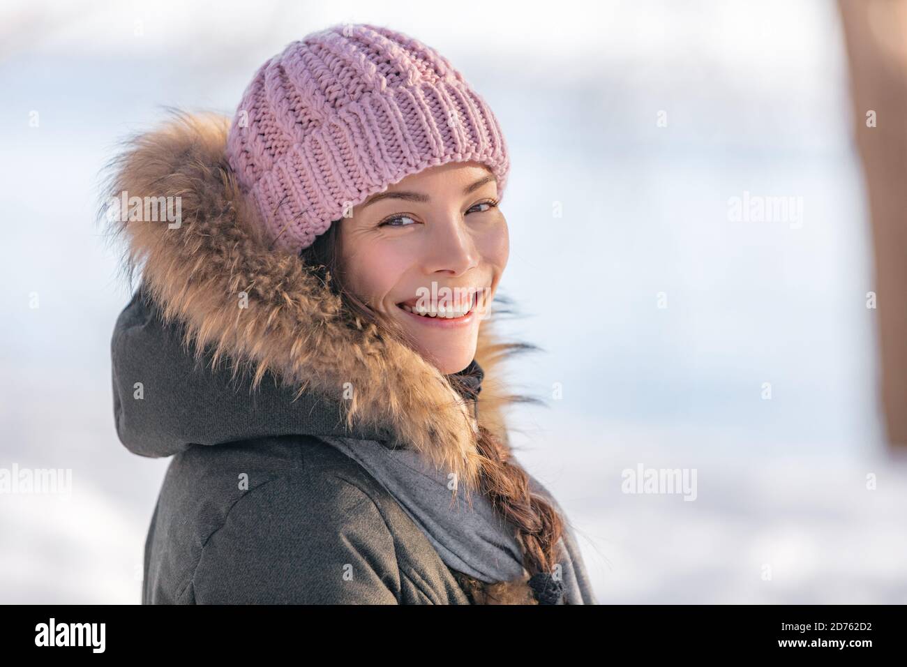 Winter Frau Porträt in kalten Outdoor-Natur. Asiatische Mädchen Modell tragen Wollmütze und Pelzjacke draußen im Winter Hintergrund, natürliche Schönheit Stockfoto